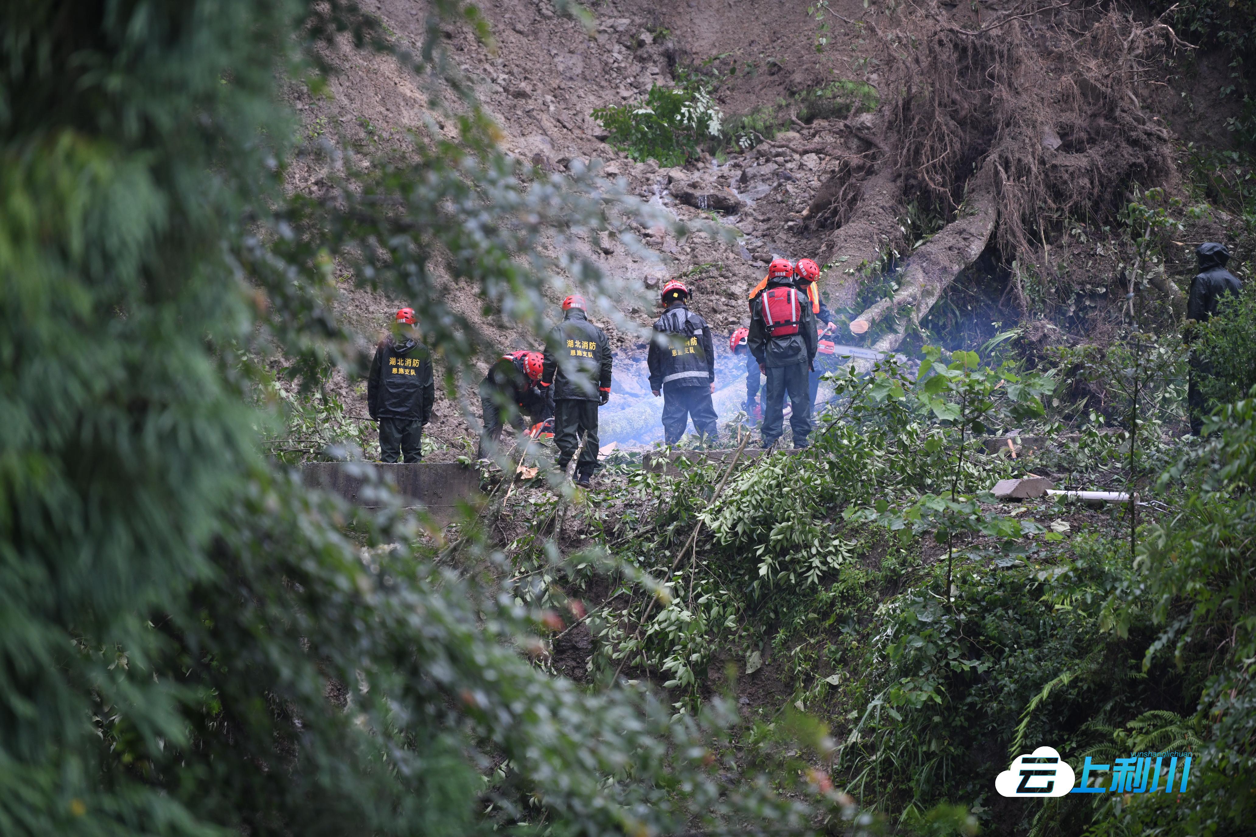 文斗至长顺多路段山体滑坡,预计晚上七点恢复正常通行